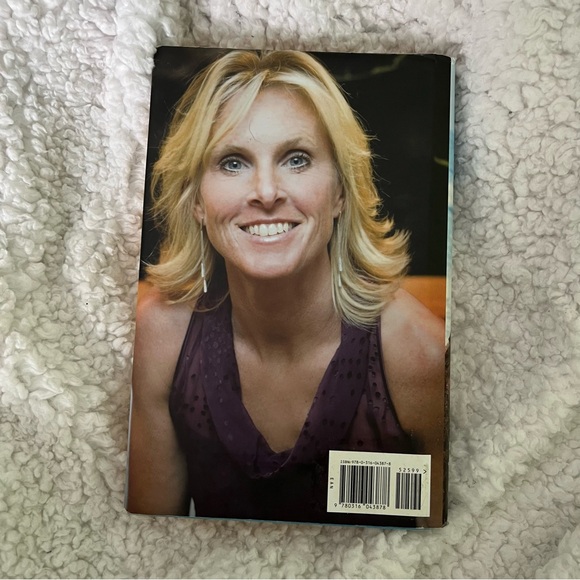 📚4/25$📚 The island by Elin Hilderbrand - Picture 2 of 9